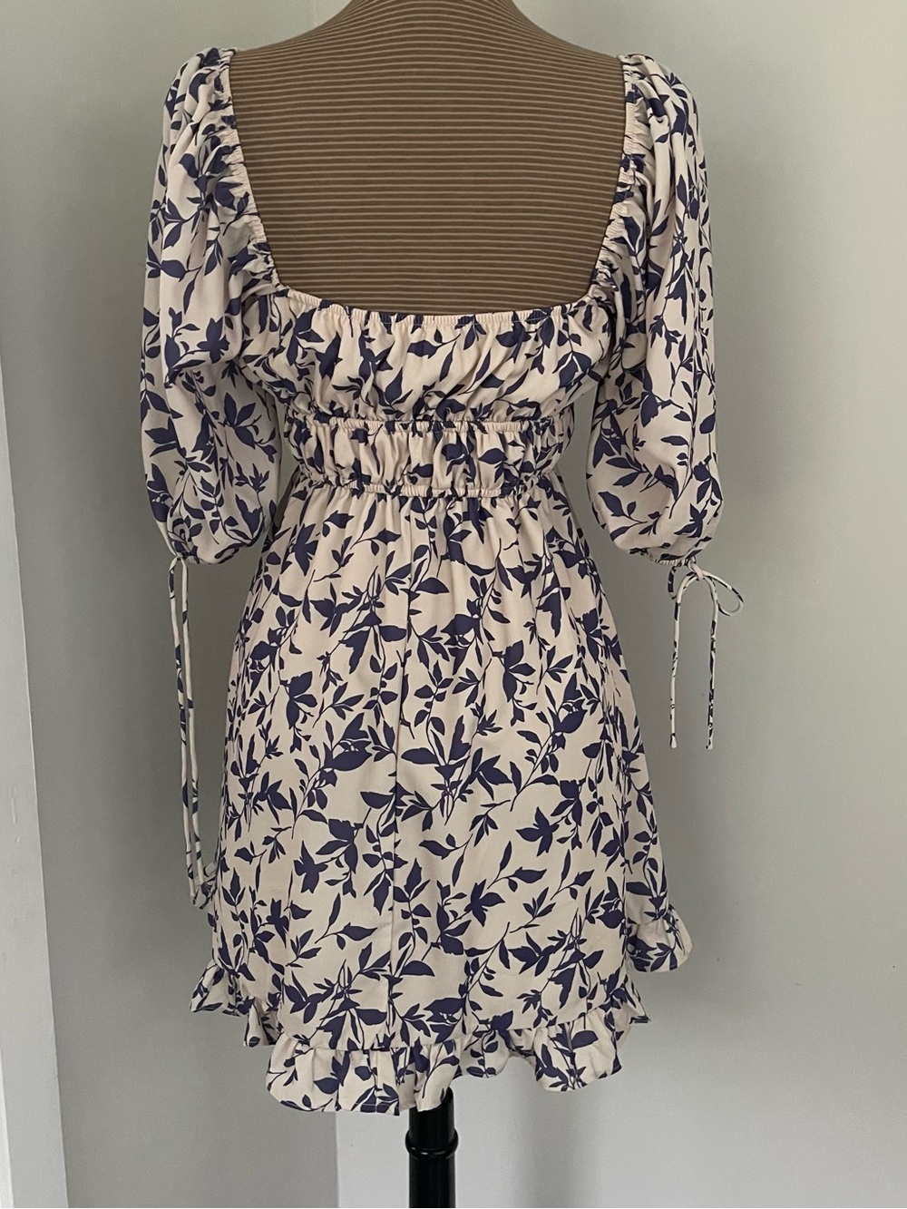 Urban Outfitters Women’s Cream Floral Puff-Sleeve Mini Dress size XS - Picture 4 of 8